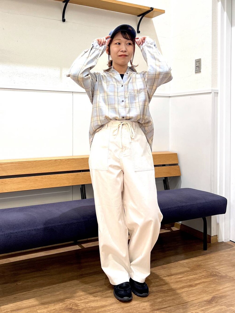 ブルー系のシャツ/ブラウス、ベージュ系のその他パンツを着用したレディースの春コーディネートの5枚目の写真