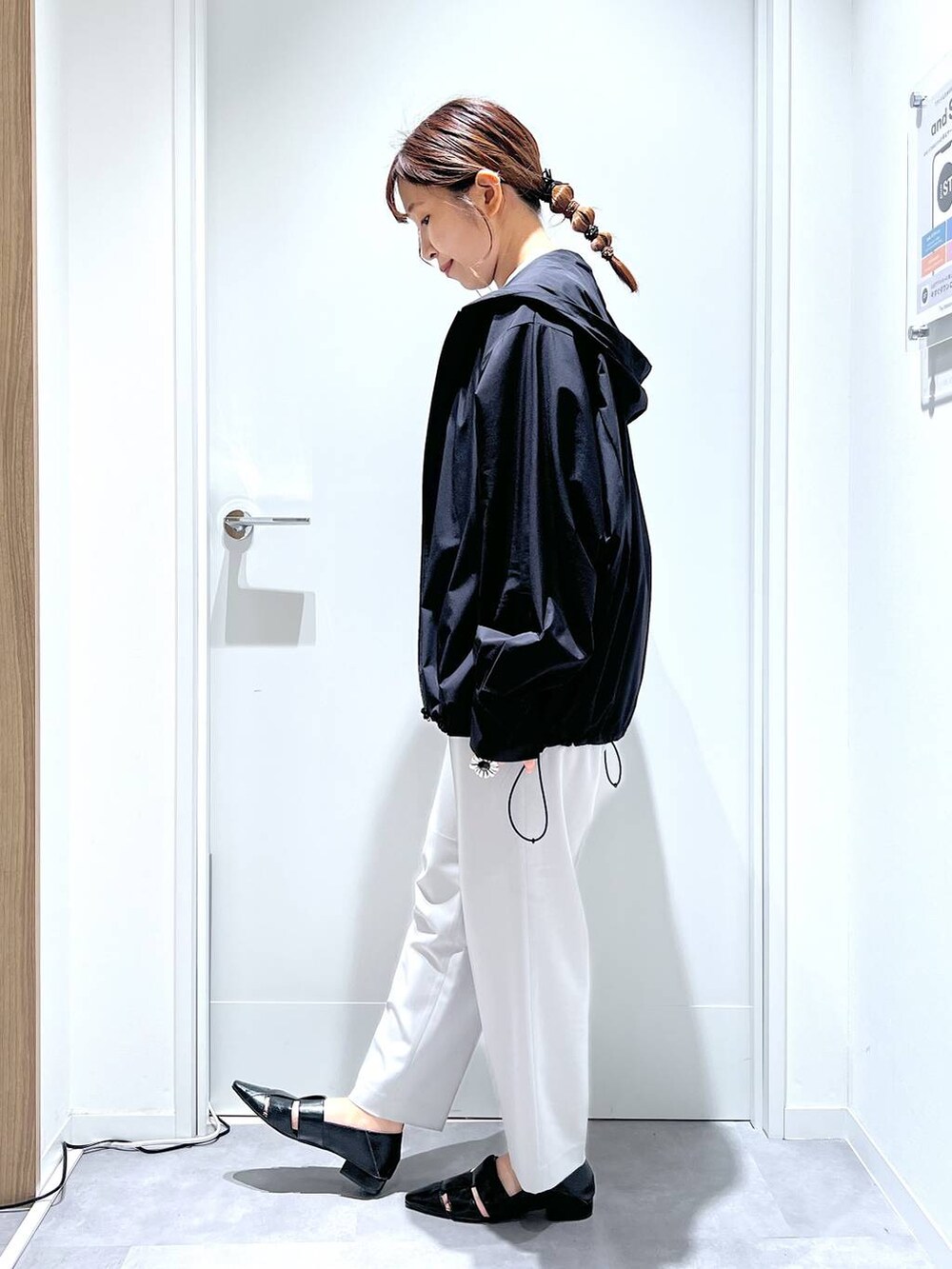「リラックス、体型カバー、GLOBAL WORK、まちがいない服_GLOBAL WORK、きれいめカジュアル、おでかけ、接触冷感、遮熱、パーカー、ウツクシルエット_GLOBAL WORK、テーパードパンツ、夏コーデ」｜「GLOBAL WORKのイージーケアリネンフリルブラウス/288652（シャツ/ブラウス、ブルー系）」を使った、manayan0602さん（レディース・158cm）の夏コーディネートの4枚目の写真