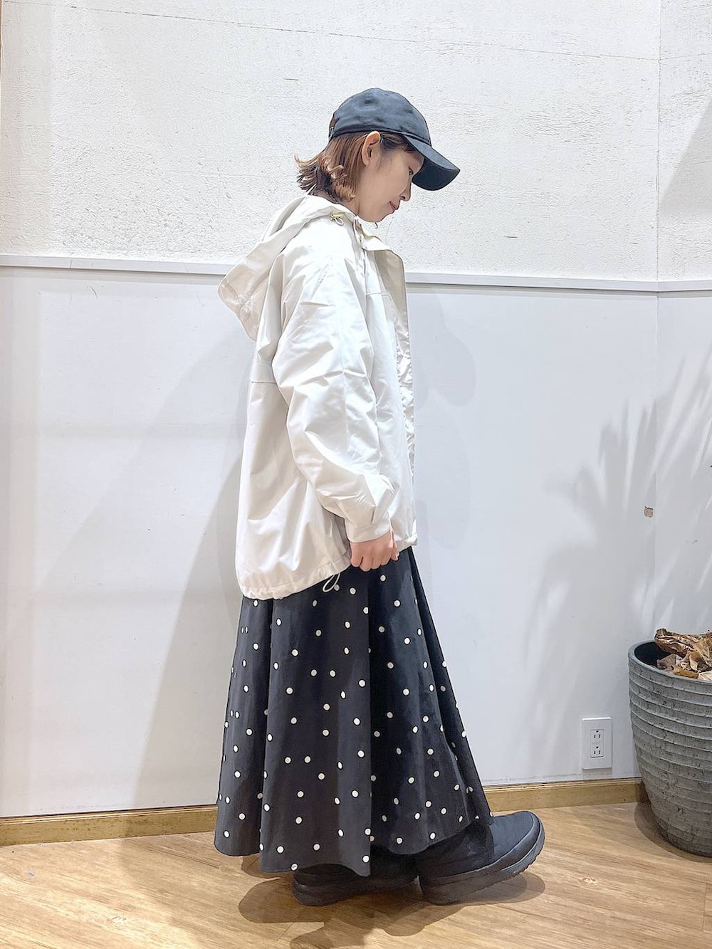 ホワイト系のスウェット、ベージュ系のマウンテンパーカー、その他のスカートを着用したレディースの冬コーディネートの2枚目の写真