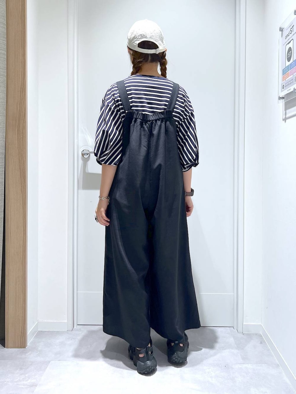 「カジュアル、リラックス、体型カバー、GLOBAL WORK、まちがいない服_GLOBAL WORK、サロペット、ゆったり、夏コーデ、大人カジュアル」｜「GLOBAL WORKのリッチクリーン袖ねじり6分袖/289400（Tシャツ/カットソー、ブルー系）」を使った、manayan0602さん（レディース・158cm）の春コーディネートの3枚目の写真