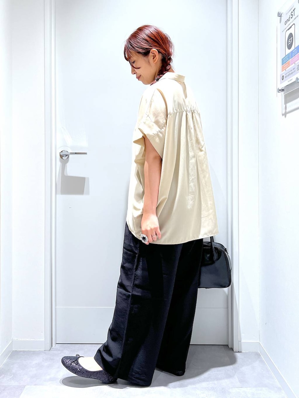 「リラックス、体型カバー、GLOBAL WORK、まちがいない服_GLOBAL WORK、きれいめ、ブラウス、ワイドパンツ、夏コーデ」｜「GLOBAL WORKのスペ軽2WAYスクエアボストン/252305（ボストンバッグ、ブラック系）」を使った、manayan0602さん（レディース・158cm）の夏コーディネートの4枚目の写真