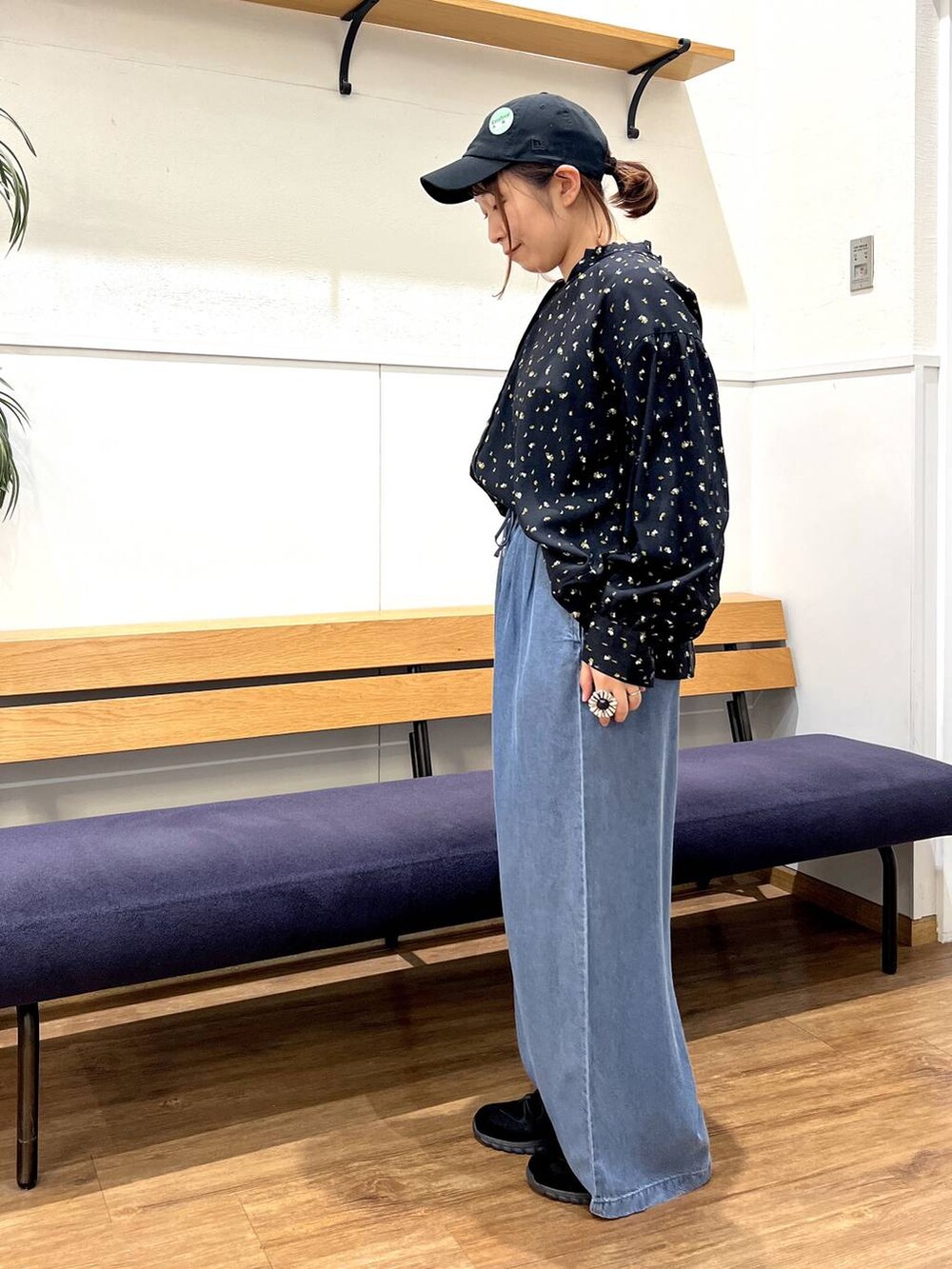 ブラック系のシャツ/ブラウス、ブルー系のデニムパンツを着用したレディースの春コーディネートの2枚目の写真