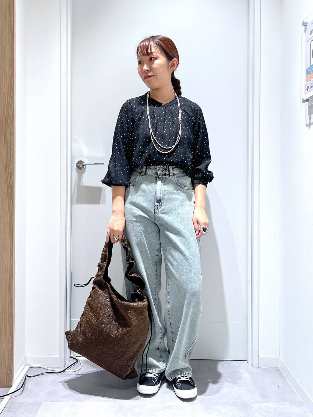 ブラウン系のショルダーバッグ、その他のシャツ/ブラウス、ブルー系のデニムパンツを着用したレディースの夏コーディネートの5枚目の写真