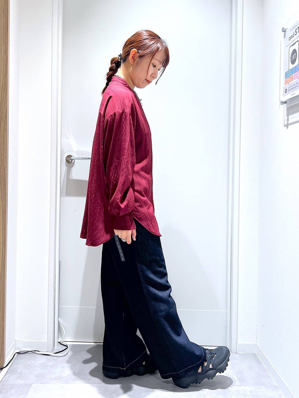 ブルー系のデニムパンツ、レッド系のシャツ/ブラウスを着用したレディースの夏コーディネートの2枚目の写真