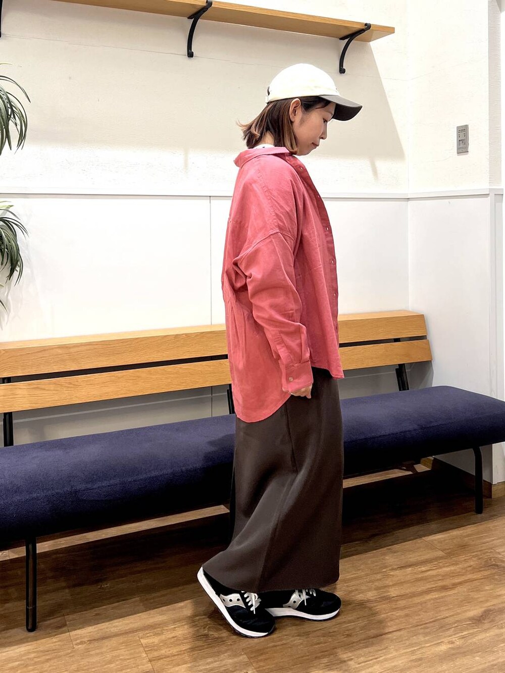 ブラウン系のスカート、ホワイト系のTシャツ/カットソー、ピンク系のシャツ/ブラウスを着用したレディースの春コーディネートの2枚目の写真