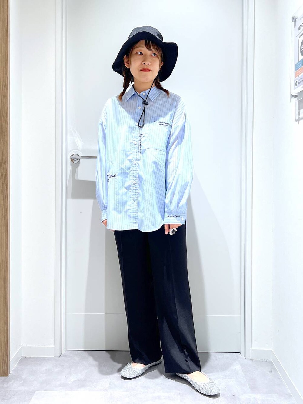 「カジュアル、リラックス、体型カバー、GLOBAL WORK、まちがいない服_GLOBAL WORK、きれいめカジュアル、大人カジュアル、シャツ、おでかけ」｜「GLOBAL WORKのらくっション撥水バレエ/135873（バレエシューズ、シルバー系）」を使った、manayan0602さん（レディース・158cm）の春コーディネートの5枚目の写真