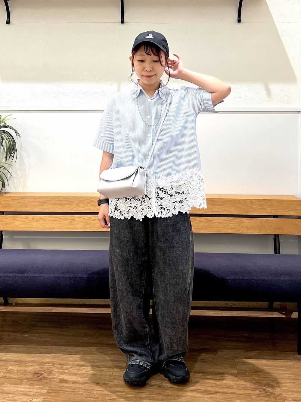 シルバー系のショルダーバッグ、ブラック系のデニムパンツ、ブルー系のシャツ/ブラウスを着用したレディースの夏コーディネートの5枚目の写真