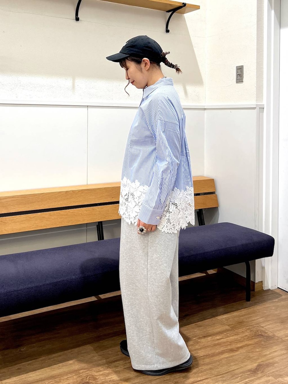 グレー系のスウェットパンツ、ブルー系のシャツ/ブラウスを着用したレディースの春コーディネートの2枚目の写真