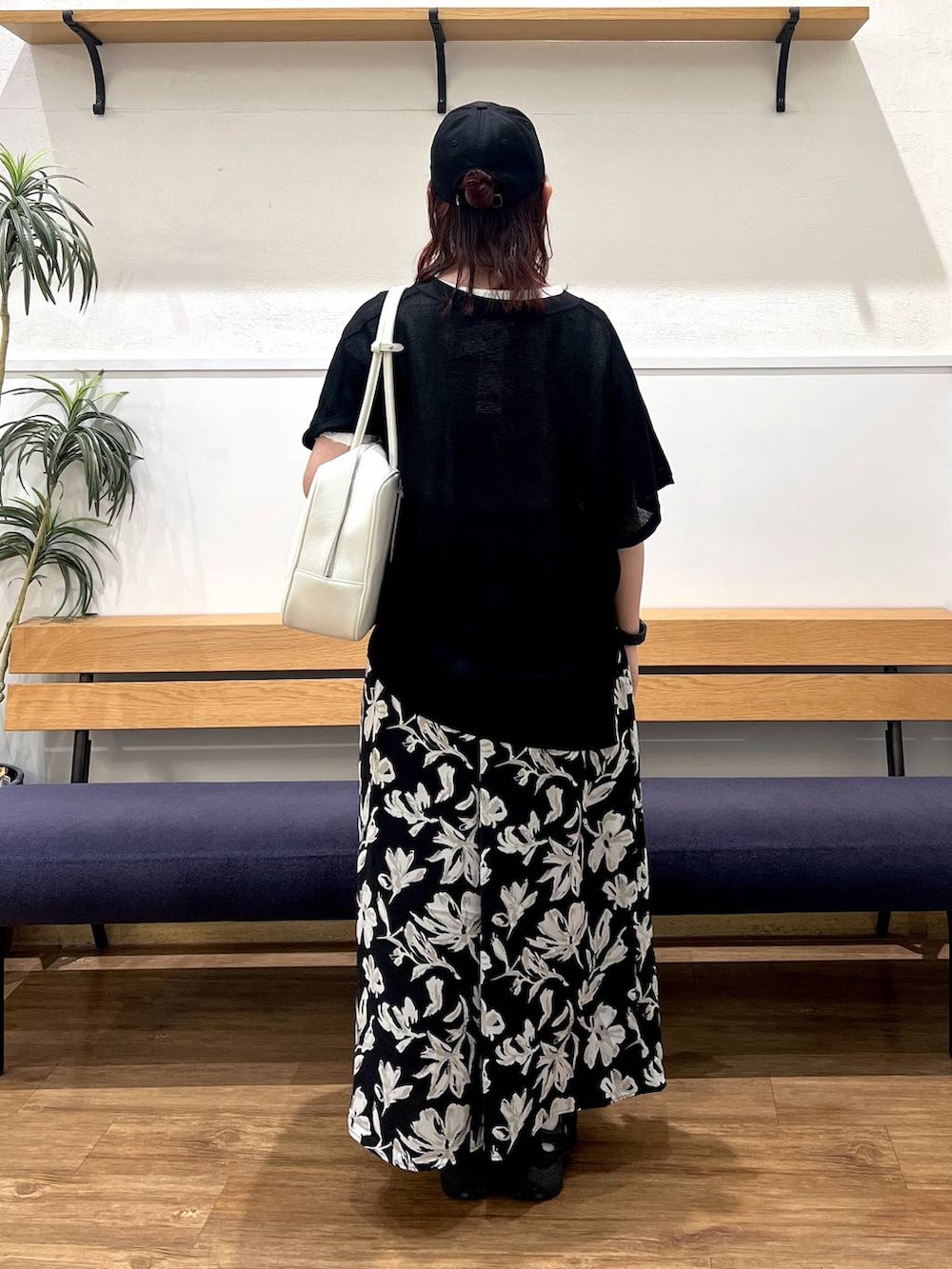 ブラック系のカーディガン/ボレロ、ブラック系のその他パンツ、ホワイト系のトートバッグを着用したレディースの夏コーディネートの3枚目の写真