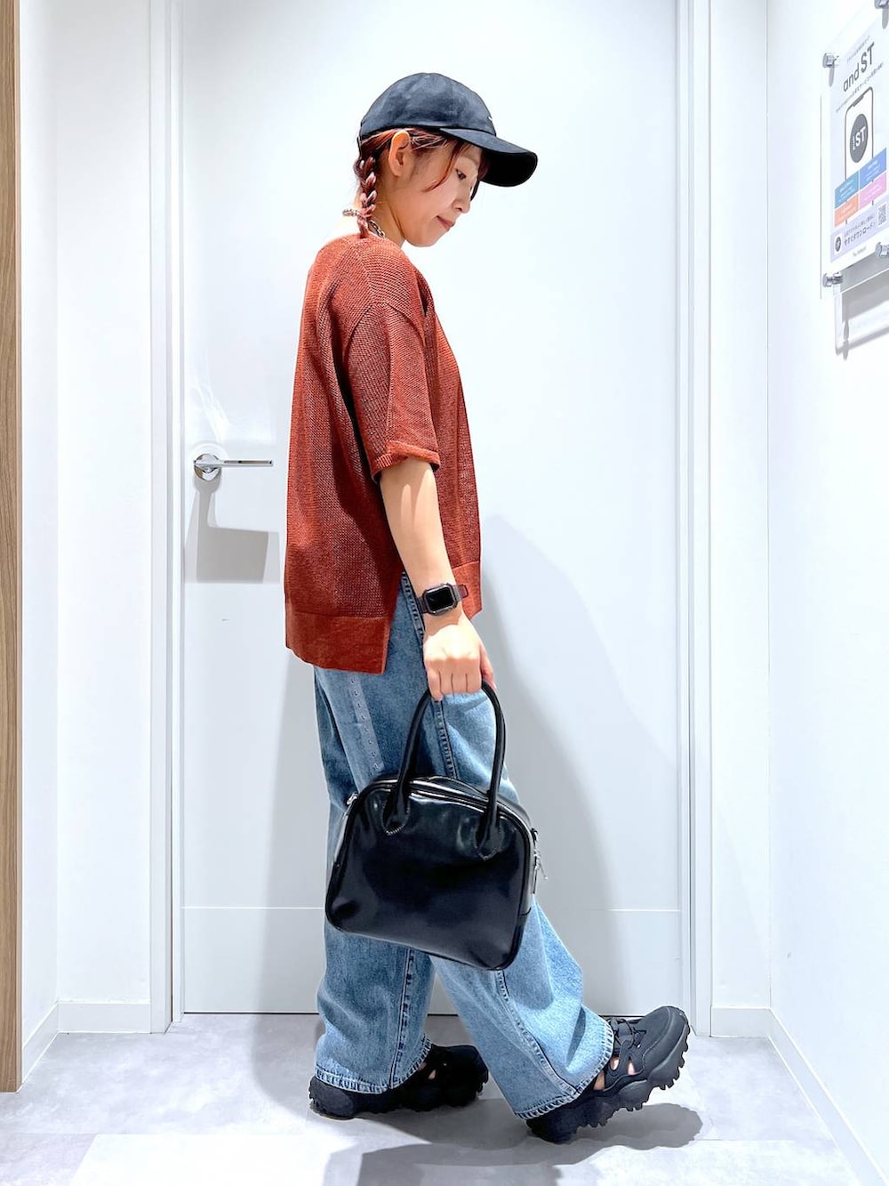 「カジュアル、リラックス、体型カバー、GLOBAL WORK、まちがいない服_GLOBAL WORK、レイヤードスタイル、デニムパンツ、GOOD DENIM_GLOBAL WORK、夏コーデ」｜「GLOBAL WORKのGOODデニムバギーパンツ/118365（デニムパンツ、ブルー系）」を使った、manayan0602さん（レディース・158cm）の夏コーディネートの2枚目の写真