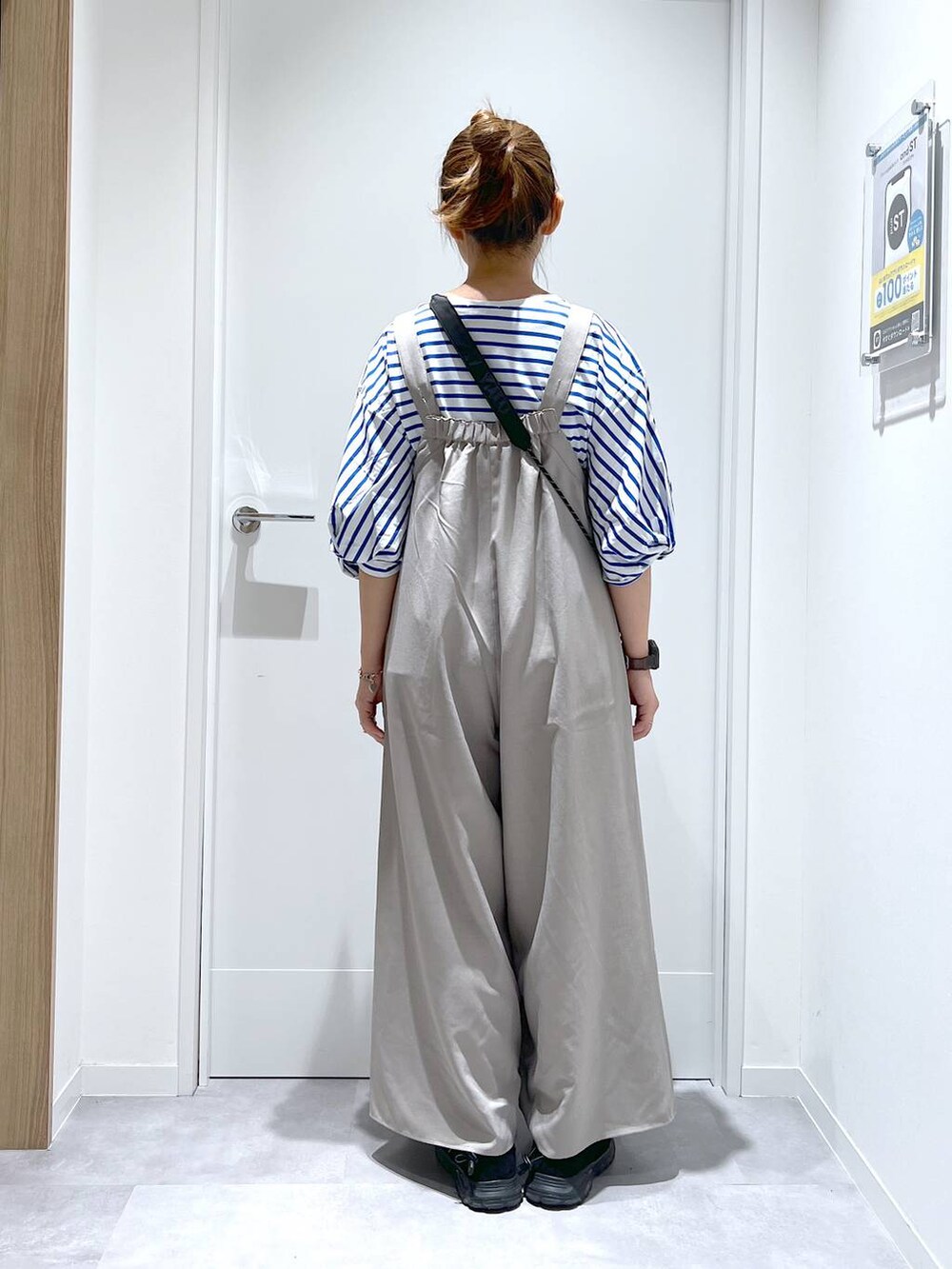 「カジュアル、リラックス、体型カバー、GLOBAL WORK、まちがいない服_GLOBAL WORK、サロペット、Tシャツ」｜「GLOBAL WORKのリッチクリーン袖ねじり6分袖/289400（Tシャツ/カットソー、ブルー系）」を使った、manayan0602さん（レディース・158cm）の春コーディネートの3枚目の写真