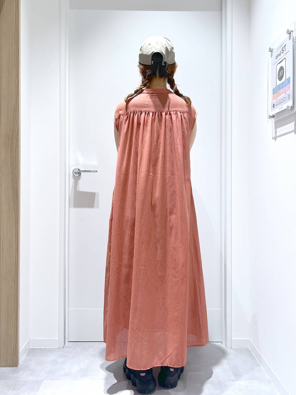 「体型カバー、GLOBAL WORK、まちがいない服_GLOBAL WORK、リラックス、ガーリー、ワンピース、夏コーデ、旅行、おでかけ」｜「GLOBAL WORKのエアリーリラックスノースリーブワンピース/452045（ワンピース、ピンク系）」を使った、manayan0602さん（レディース・158cm）の春コーディネートの3枚目の写真