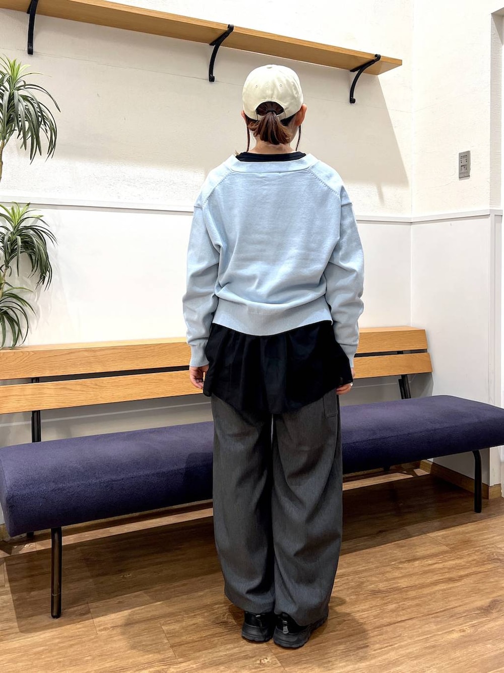 ブラック系のTシャツ/カットソー、ブルー系のカーディガン/ボレロ、グレー系のその他パンツを着用したレディースの春コーディネートの3枚目の写真