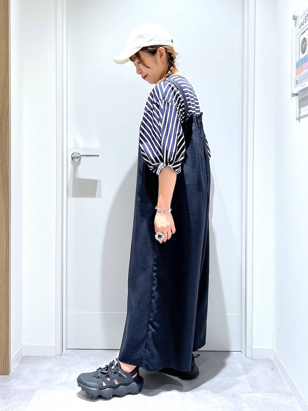 「カジュアル、リラックス、体型カバー、GLOBAL WORK、まちがいない服_GLOBAL WORK、サロペット、ゆったり、夏コーデ、大人カジュアル」｜「GLOBAL WORKのリッチクリーン袖ねじり6分袖/289400（Tシャツ/カットソー、ブルー系）」を使った、manayan0602さん（レディース・158cm）の春コーディネートの4枚目の写真