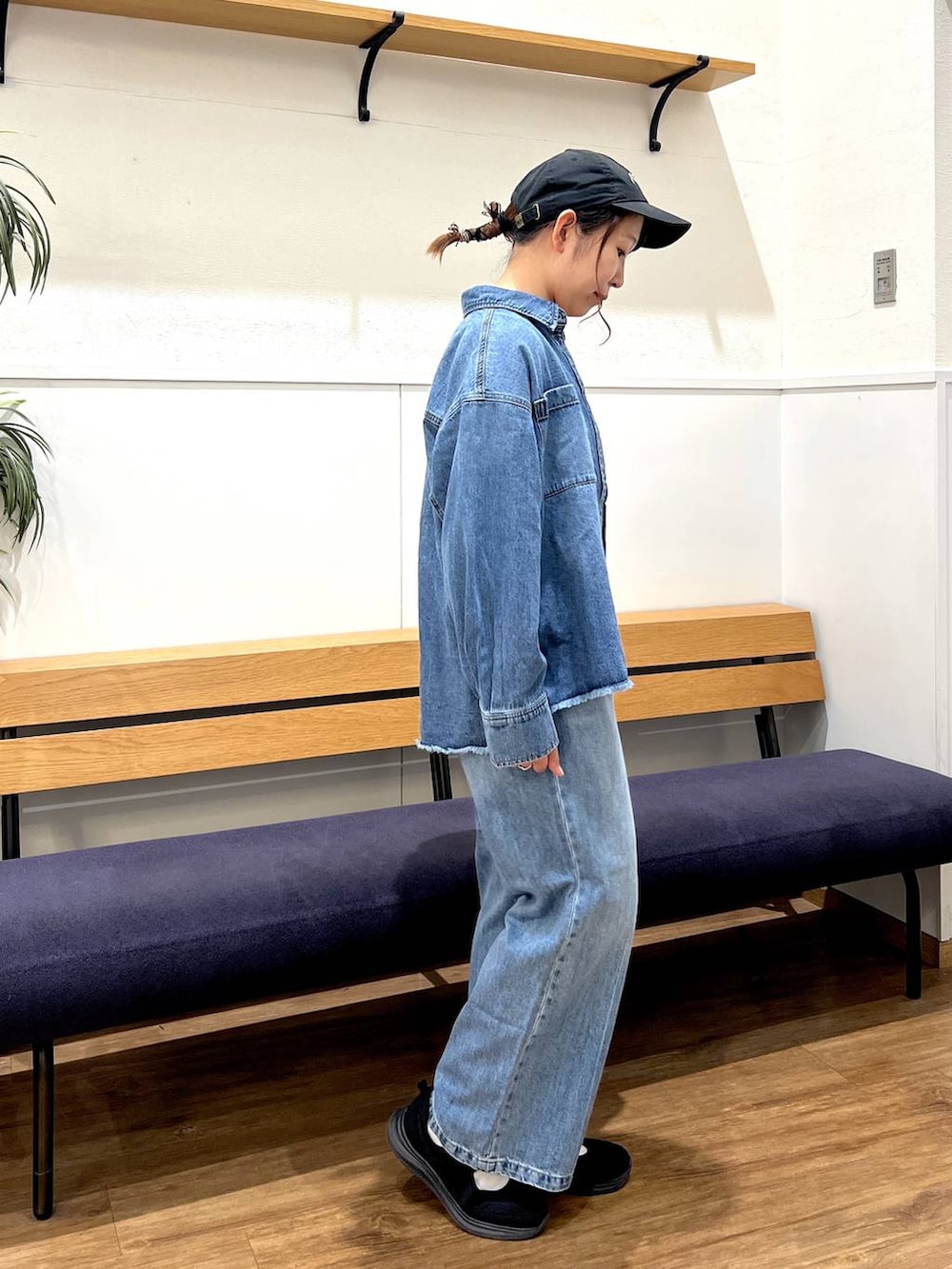 ブルー系のデニムパンツ、ブルー系のシャツ/ブラウス、グレー系のタンクトップを着用したレディースの春コーディネートの4枚目の写真