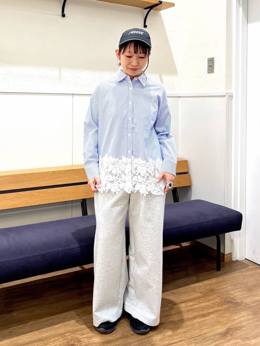 グレー系のスウェットパンツ、ブルー系のシャツ/ブラウスを着用したレディースの春コーディネートの5枚目の写真