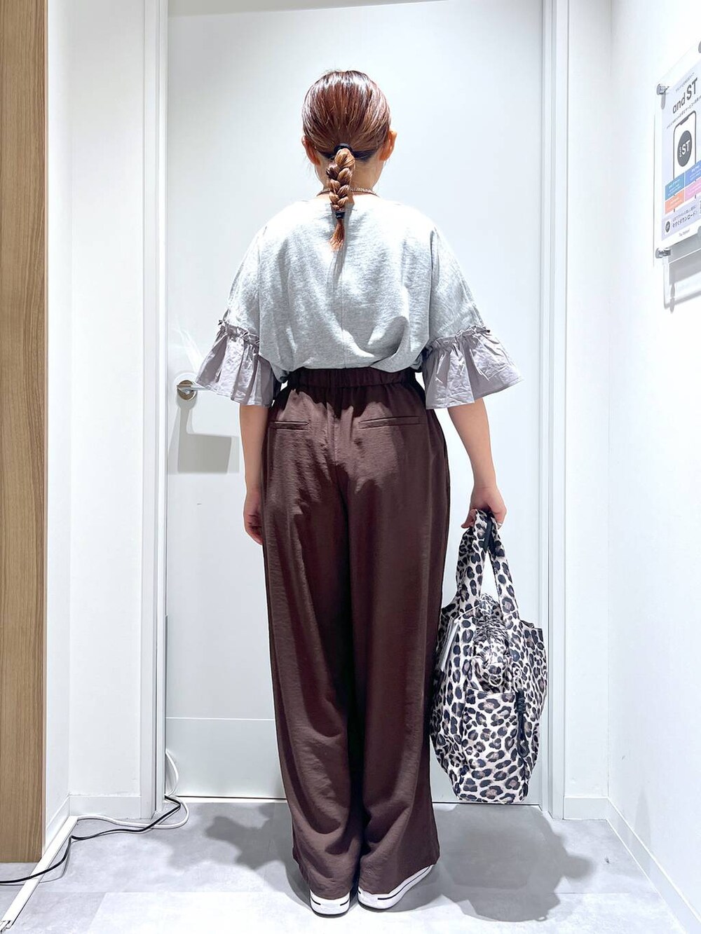 その他のトートバッグ、ブラウン系のその他パンツ、グレー系のTシャツ/カットソーを着用したレディースの夏コーディネートの3枚目の写真