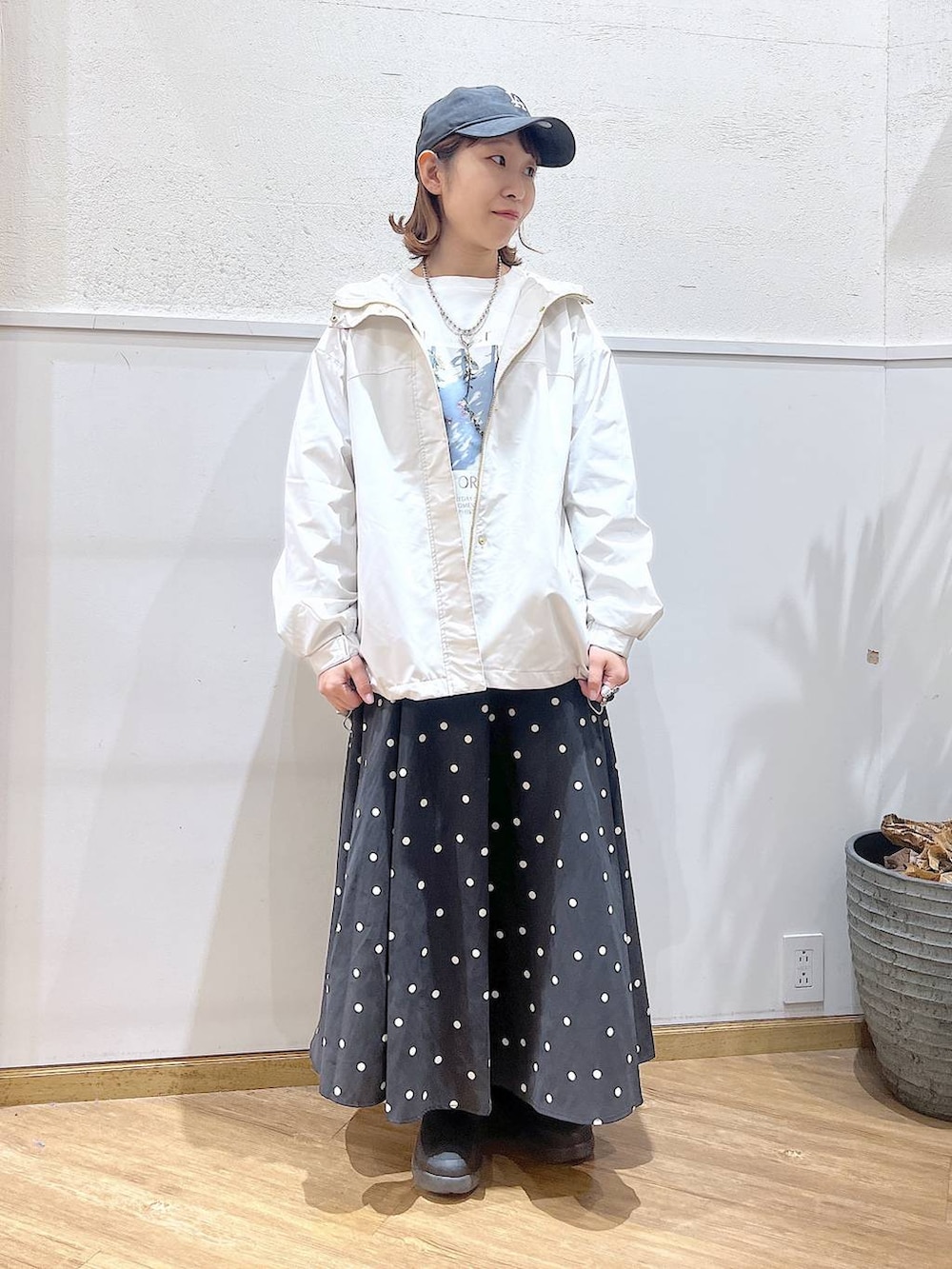 ホワイト系のスウェット、ベージュ系のマウンテンパーカー、その他のスカートを着用したレディースの冬コーディネートの5枚目の写真