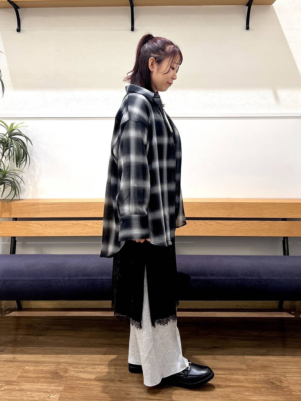 ホワイト系のTシャツ/カットソー、ブラック系のローファー、ブラック系のシャツ/ブラウスを着用したレディースの夏コーディネートの4枚目の写真