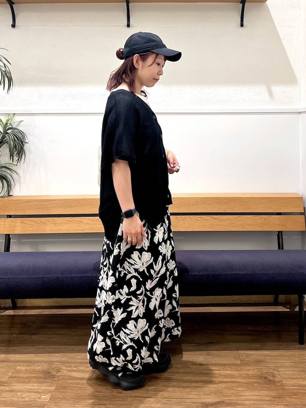 ブラック系のカーディガン/ボレロ、ブラック系のその他パンツ、ホワイト系のトートバッグを着用したレディースの夏コーディネートの2枚目の写真