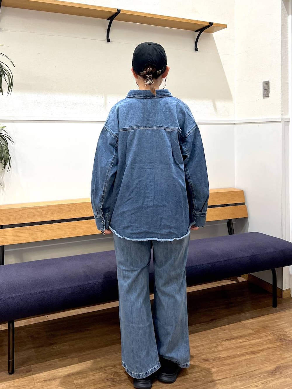 ブルー系のデニムパンツ、ブルー系のシャツ/ブラウス、グレー系のタンクトップを着用したレディースの春コーディネートの3枚目の写真