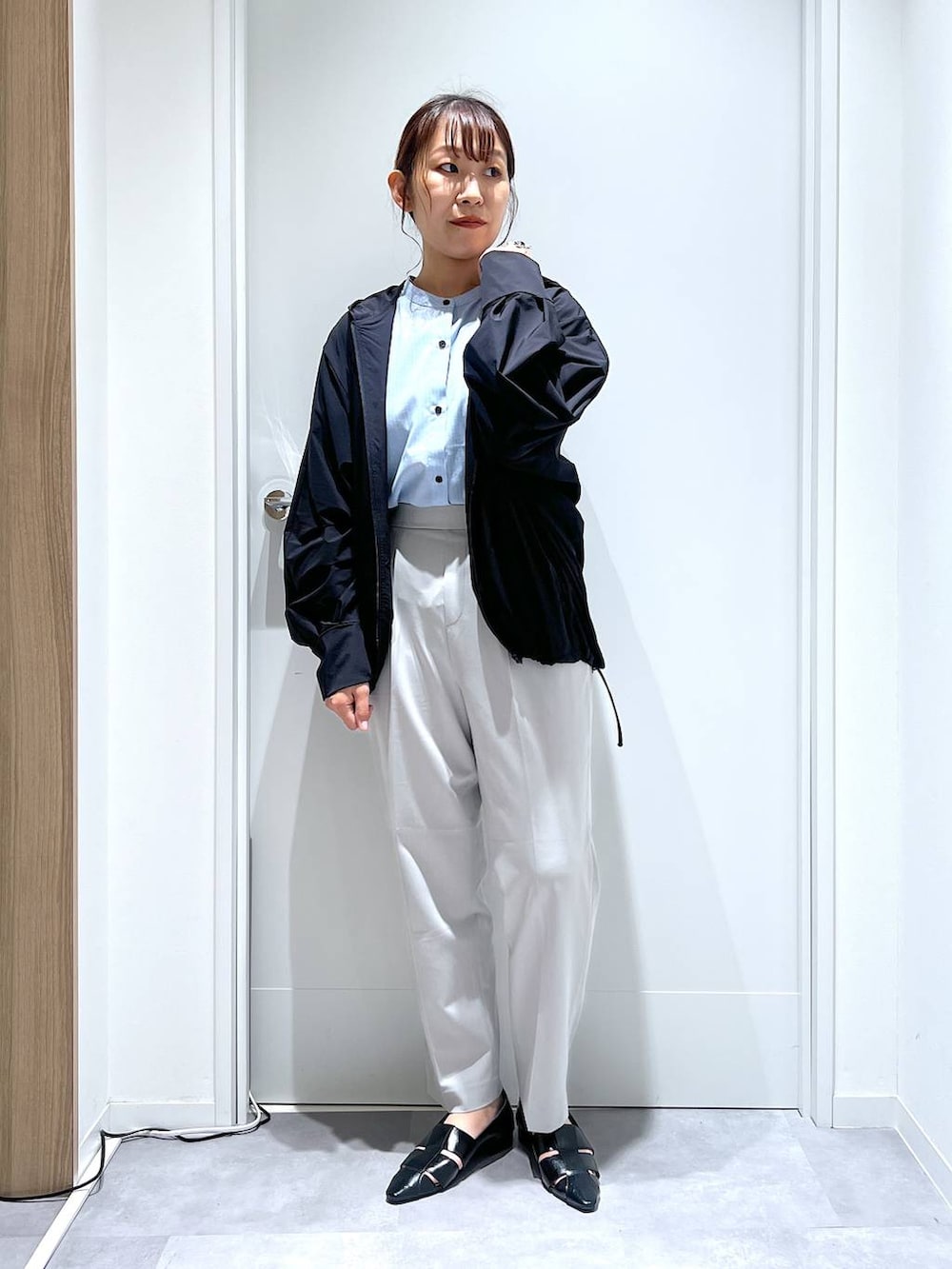 「リラックス、体型カバー、GLOBAL WORK、まちがいない服_GLOBAL WORK、きれいめカジュアル、おでかけ、接触冷感、遮熱、パーカー、ウツクシルエット_GLOBAL WORK、テーパードパンツ、夏コーデ」｜「GLOBAL WORKのイージーケアリネンフリルブラウス/288652（シャツ/ブラウス、ブルー系）」を使った、manayan0602さん（レディース・158cm）の夏コーディネートの6枚目の写真