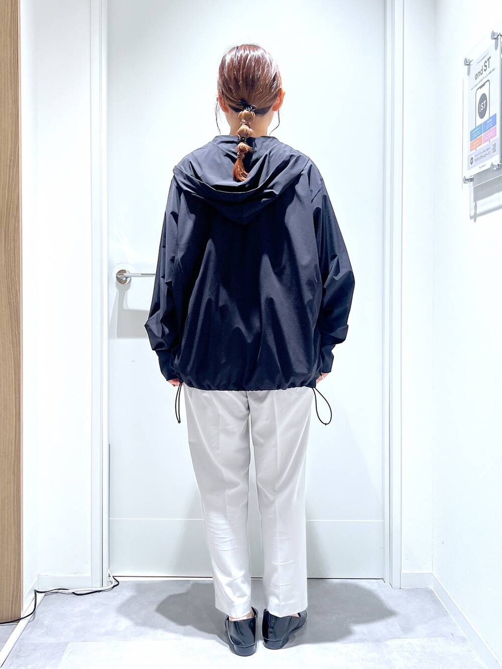 「リラックス、体型カバー、GLOBAL WORK、まちがいない服_GLOBAL WORK、きれいめカジュアル、おでかけ、接触冷感、遮熱、パーカー、ウツクシルエット_GLOBAL WORK、テーパードパンツ、夏コーデ」｜「GLOBAL WORKのイージーケアリネンフリルブラウス/288652（シャツ/ブラウス、ブルー系）」を使った、manayan0602さん（レディース・158cm）の夏コーディネートの3枚目の写真