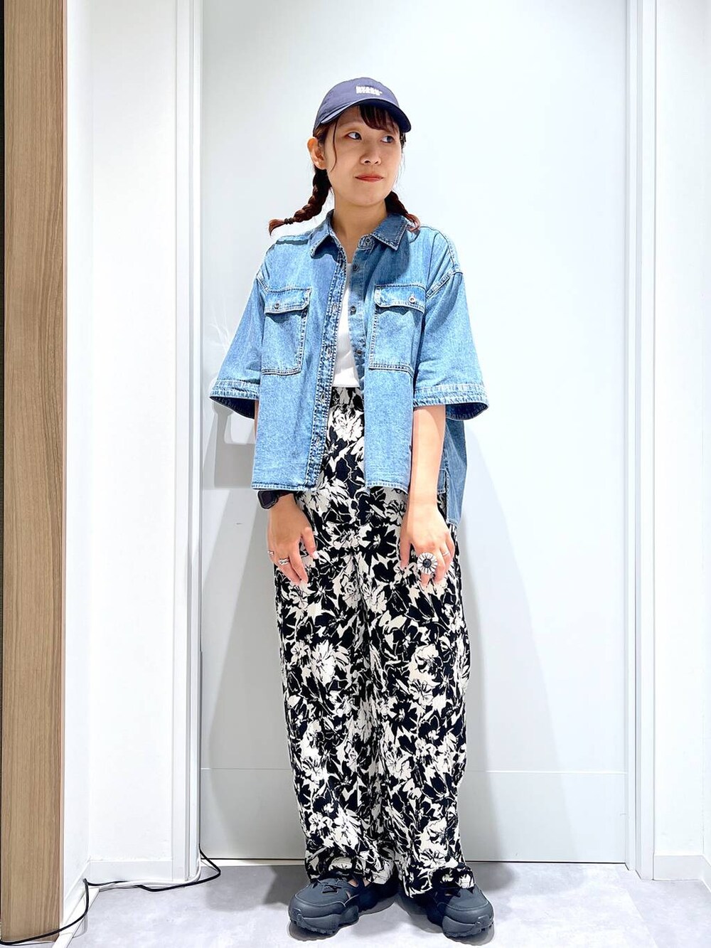 ブルー系のシャツ/ブラウス、ブラック系のその他パンツを着用したレディースの夏コーディネートの5枚目の写真