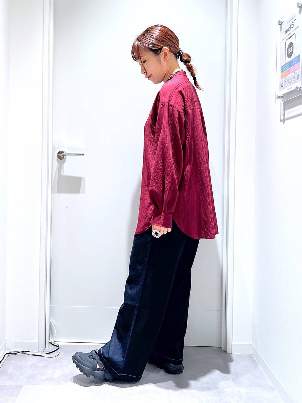 ブルー系のデニムパンツ、レッド系のシャツ/ブラウスを着用したレディースの夏コーディネートの4枚目の写真