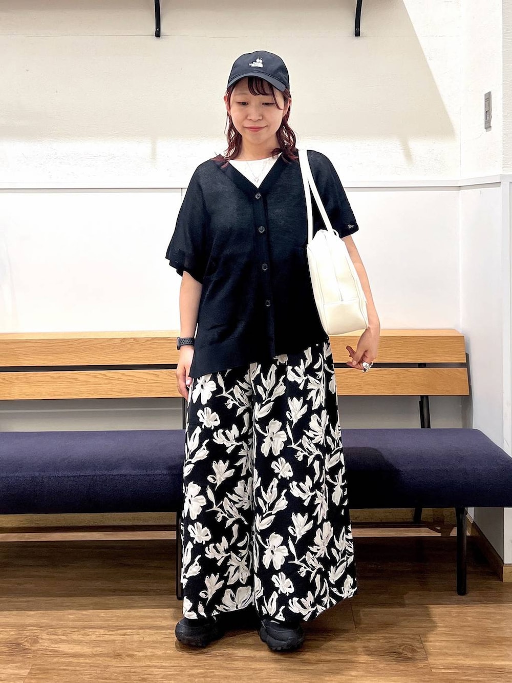 ブラック系のカーディガン/ボレロ、ブラック系のその他パンツ、ホワイト系のトートバッグを着用したレディースの夏コーディネートの5枚目の写真