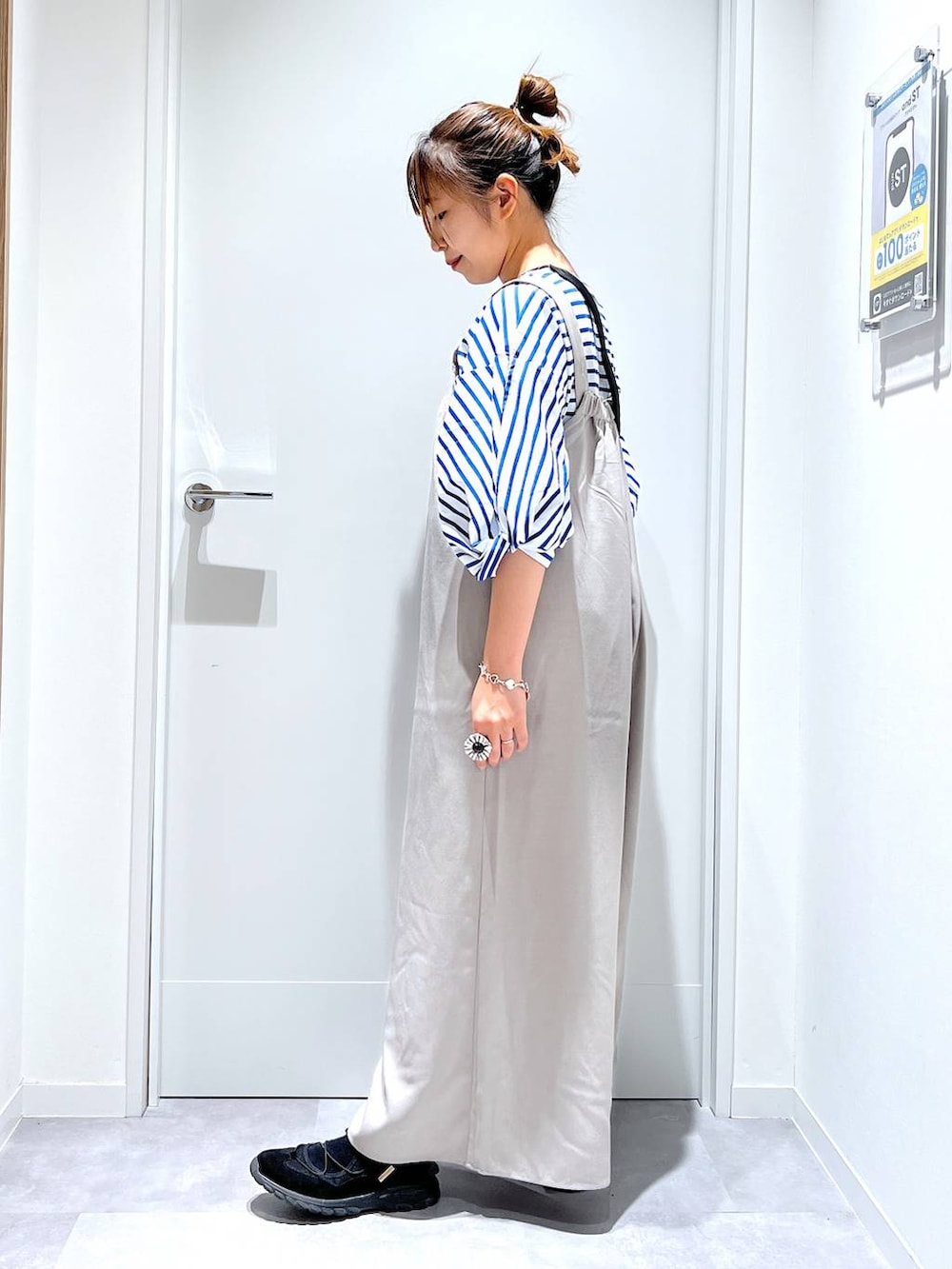 「カジュアル、リラックス、体型カバー、GLOBAL WORK、まちがいない服_GLOBAL WORK、サロペット、Tシャツ」｜「GLOBAL WORKのリッチクリーン袖ねじり6分袖/289400（Tシャツ/カットソー、ブルー系）」を使った、manayan0602さん（レディース・158cm）の春コーディネートの4枚目の写真