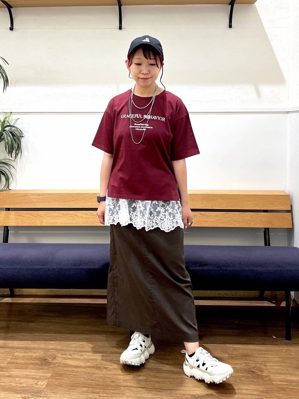 ブラウン系のスカート、レッド系のTシャツ/カットソー、ホワイト系のベルトを着用したレディースの夏コーディネートの4枚目の写真
