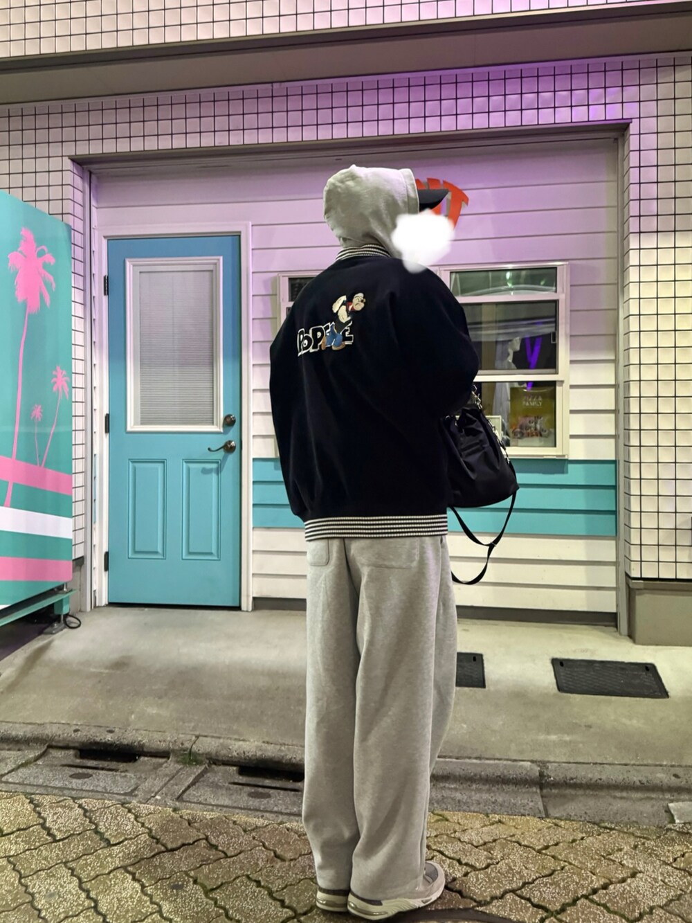 グレー系のスウェットパンツ、ブラック系のブルゾン、グレー系のパーカーを着用したメンズの春コーディネートの3枚目の写真