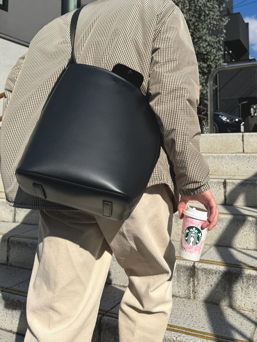 「UNIQLO、ユニクロ、LACOSTE、ラコステ、STEVEN ALAN、休日スタイル、休日コーデ、clarks、クラークス、カジュアル、シンプルコーデ、ローファー、おでかけコーデ、メンズファッション、春めき満開コーデ」｜「Steven Alanのアイテム（スラックス、ホワイト系）」を使った、柳木 賢太/Yanagi Kentaさん（メンズ・173cm）の春コーディネートの3枚目の写真