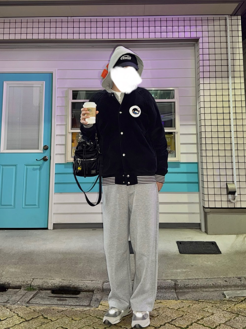 グレー系のスウェットパンツ、ブラック系のブルゾン、グレー系のパーカーを着用したメンズの春コーディネートの2枚目の写真