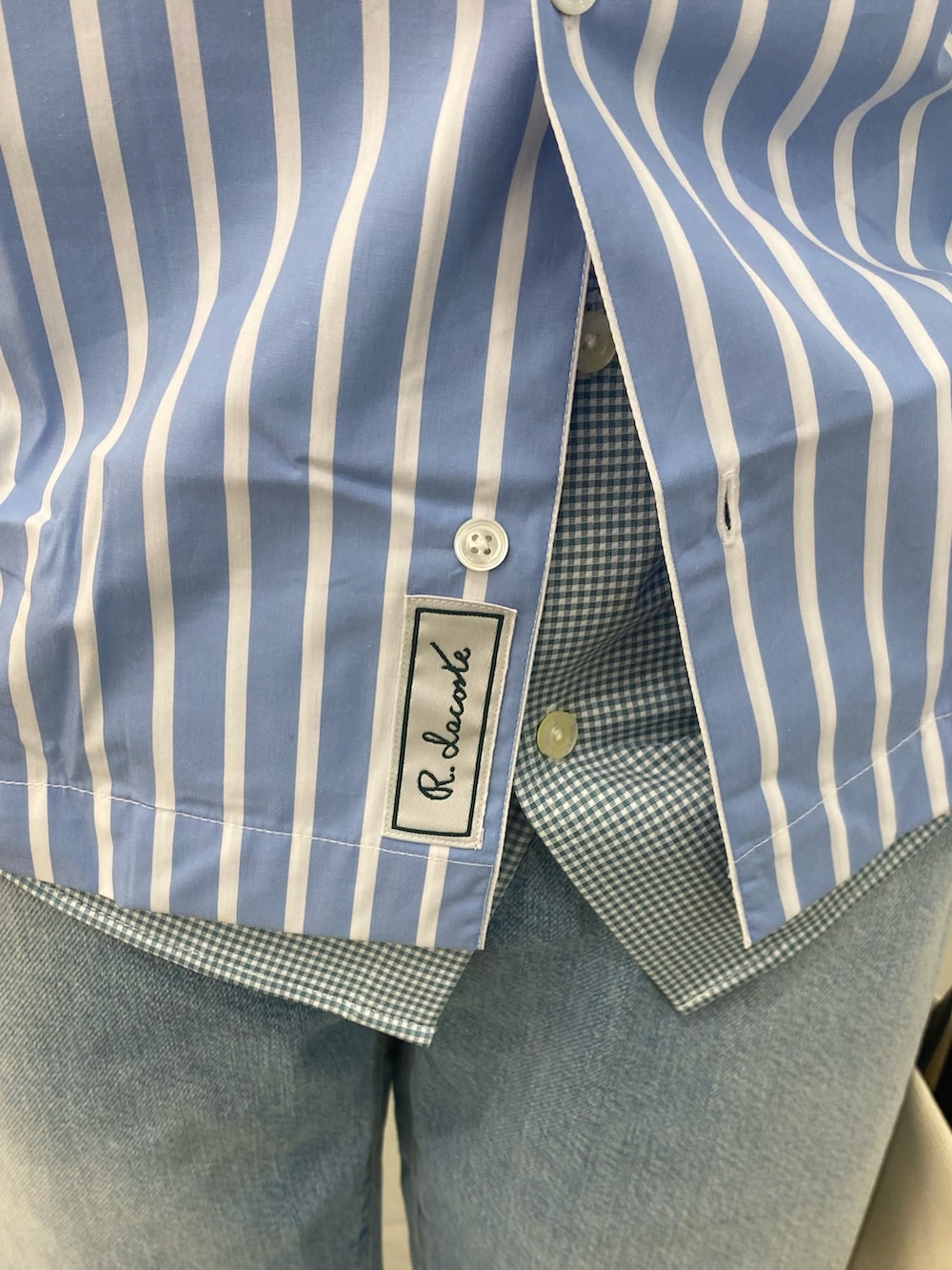 ブルー系のシャツ/ブラウス、ブルー系のシャツ/ブラウス、ブルー系のデニムパンツを着用したメンズの夏コーディネートの5枚目の写真