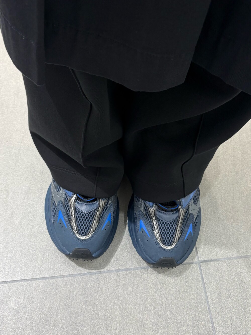 ブルー系のシャツ/ブラウス、ブラック系のメッセンジャーバッグ、ブラック系のスカートを着用したメンズの夏コーディネートの4枚目の写真