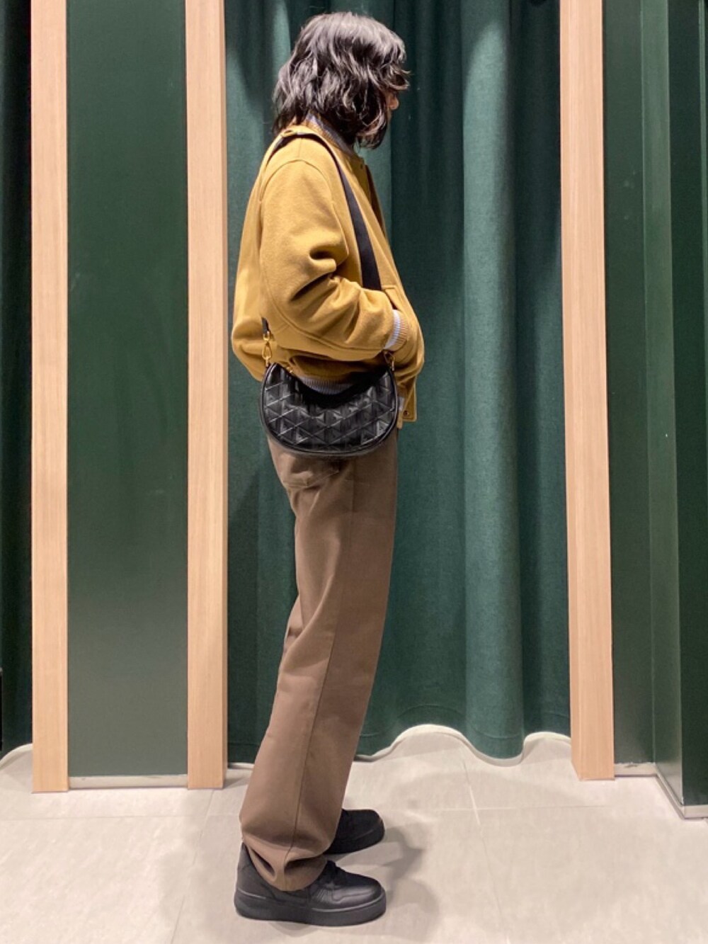 ブルー系のポロシャツ、ブラウン系のブルゾン、ブラウン系のカーディガン/ボレロを着用したメンズの夏コーディネートの5枚目の写真