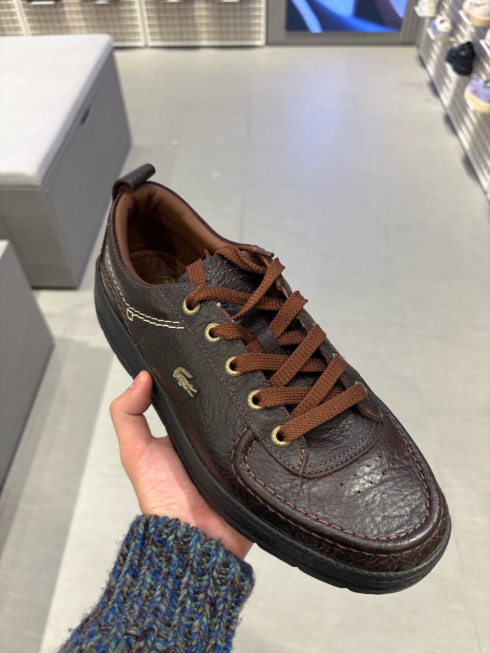 ブラウン系のブルゾン、ホワイト系のシャツ/ブラウス、グリーン系のニット/セーターを着用したメンズの冬コーディネートの7枚目の写真