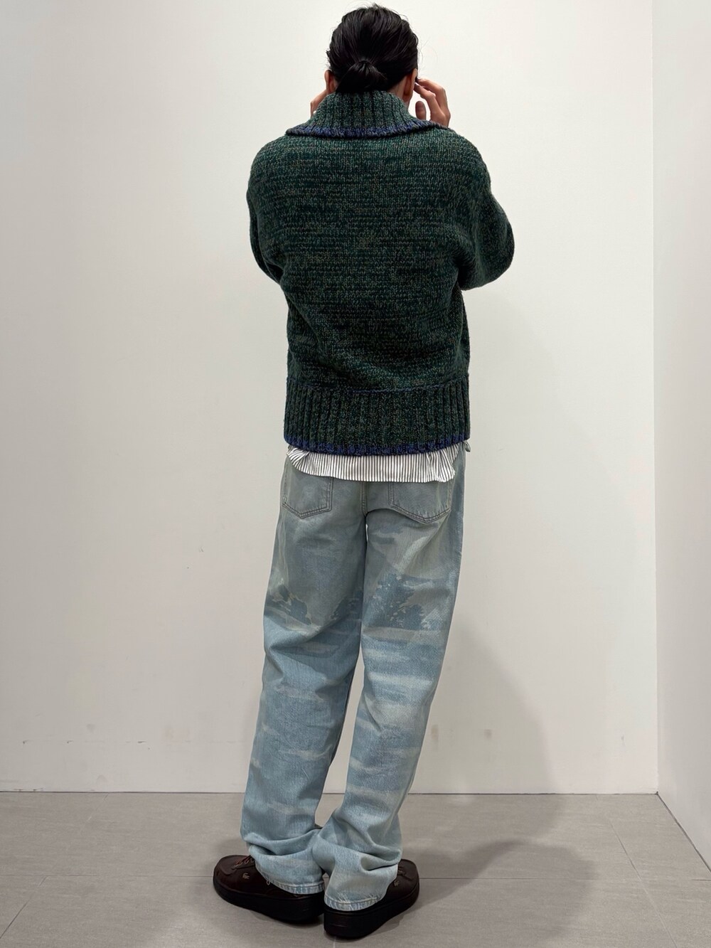 ブラウン系のブルゾン、ホワイト系のシャツ/ブラウス、グリーン系のニット/セーターを着用したメンズの冬コーディネートの4枚目の写真