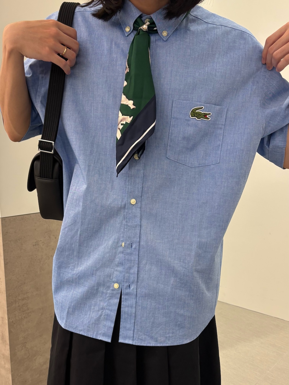 ブルー系のシャツ/ブラウス、ブラック系のメッセンジャーバッグ、ブラック系のスカートを着用したメンズの夏コーディネートの2枚目の写真