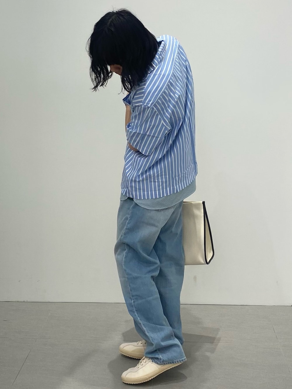 ブルー系のシャツ/ブラウス、ブルー系のシャツ/ブラウス、ブルー系のデニムパンツを着用したメンズの夏コーディネートの2枚目の写真