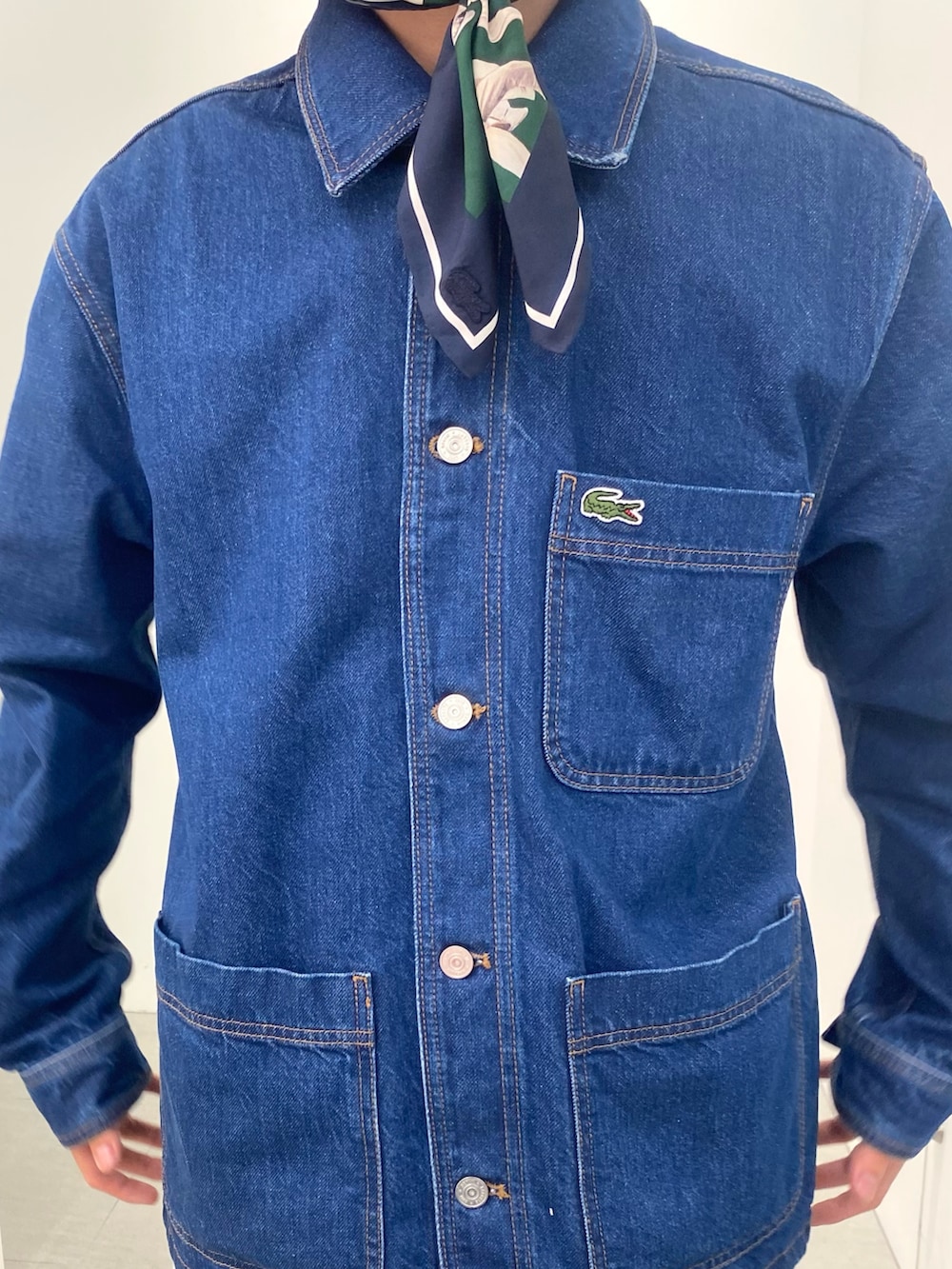 ブルー系のポロシャツ、ホワイト系のスニーカー、ブルー系のトートバッグを着用したメンズの春コーディネートの10枚目の写真