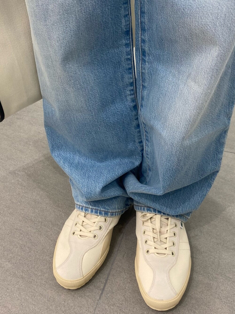 ブルー系のシャツ/ブラウス、ブルー系のシャツ/ブラウス、ブルー系のデニムパンツを着用したメンズの夏コーディネートの6枚目の写真