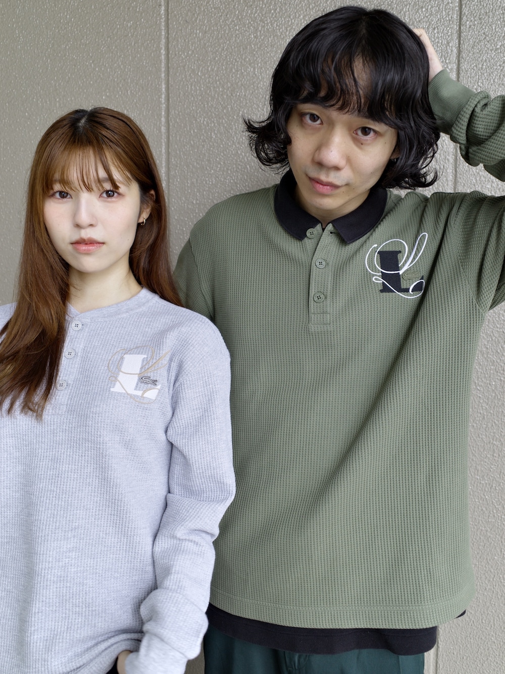 グリーン系のチノパンツ、ブラック系のドレスシューズ、グレー系のTシャツ/カットソーを着用したメンズの秋コーディネートの2枚目の写真