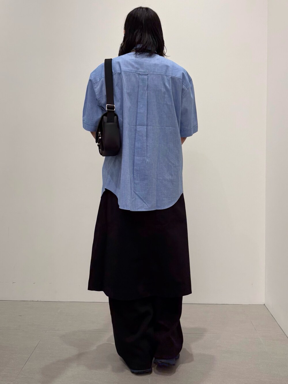 ブルー系のシャツ/ブラウス、ブラック系のメッセンジャーバッグ、ブラック系のスカートを着用したメンズの夏コーディネートの3枚目の写真