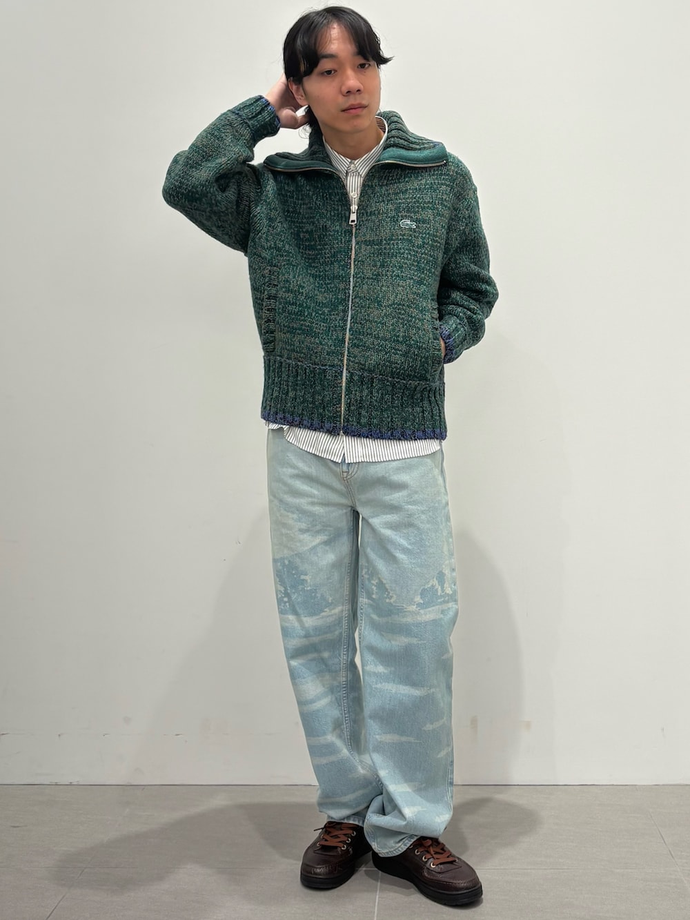 ブラウン系のブルゾン、ホワイト系のシャツ/ブラウス、グリーン系のニット/セーターを着用したメンズの冬コーディネートの2枚目の写真