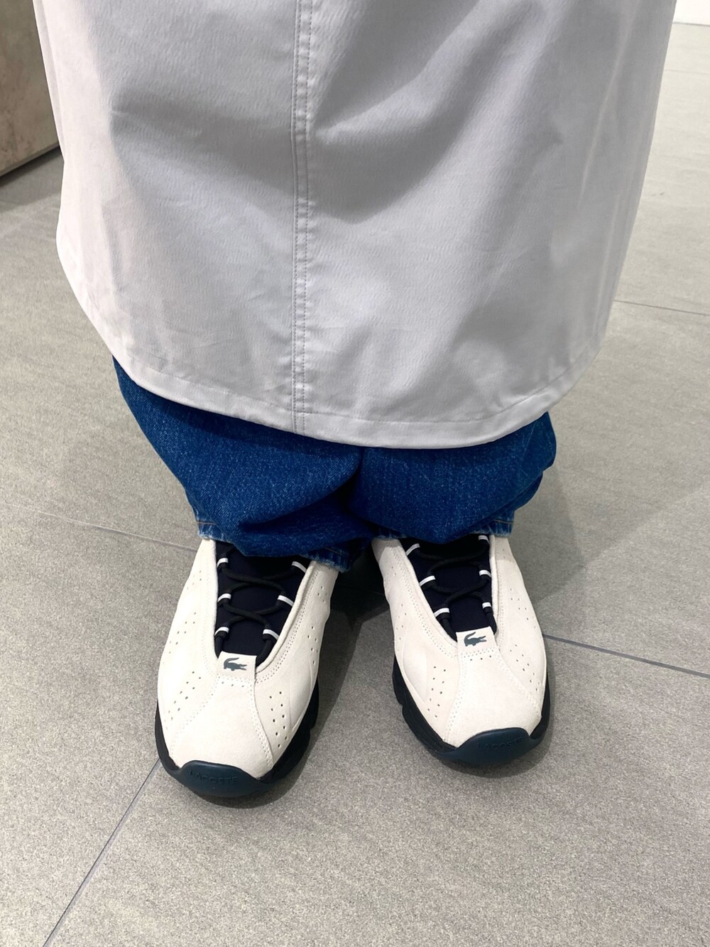 ブルー系のポロシャツ、ホワイト系のスニーカー、ブルー系のトートバッグを着用したメンズの春コーディネートの8枚目の写真