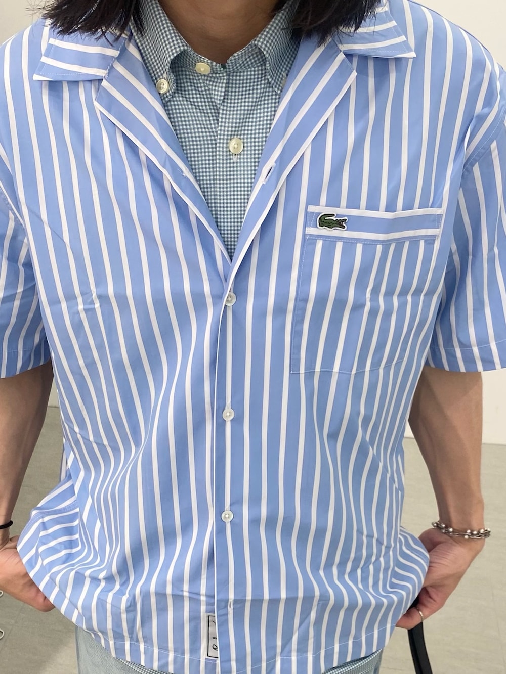 ブルー系のシャツ/ブラウス、ブルー系のシャツ/ブラウス、ブルー系のデニムパンツを着用したメンズの夏コーディネートの3枚目の写真