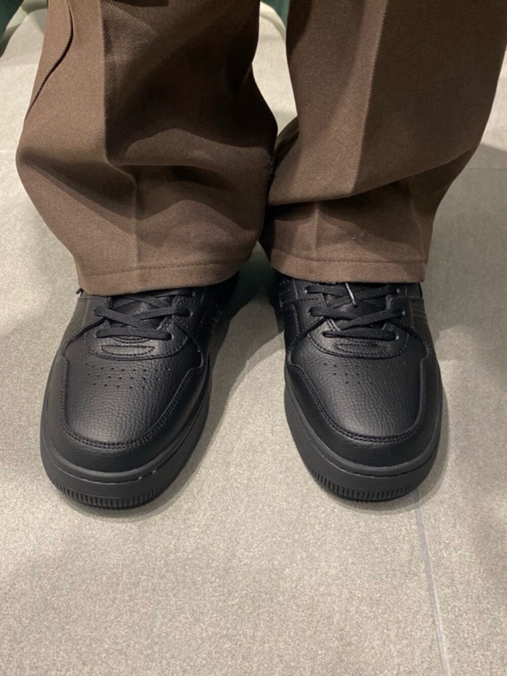 ブルー系のポロシャツ、ブラウン系のブルゾン、ブラウン系のカーディガン/ボレロを着用したメンズの夏コーディネートの6枚目の写真